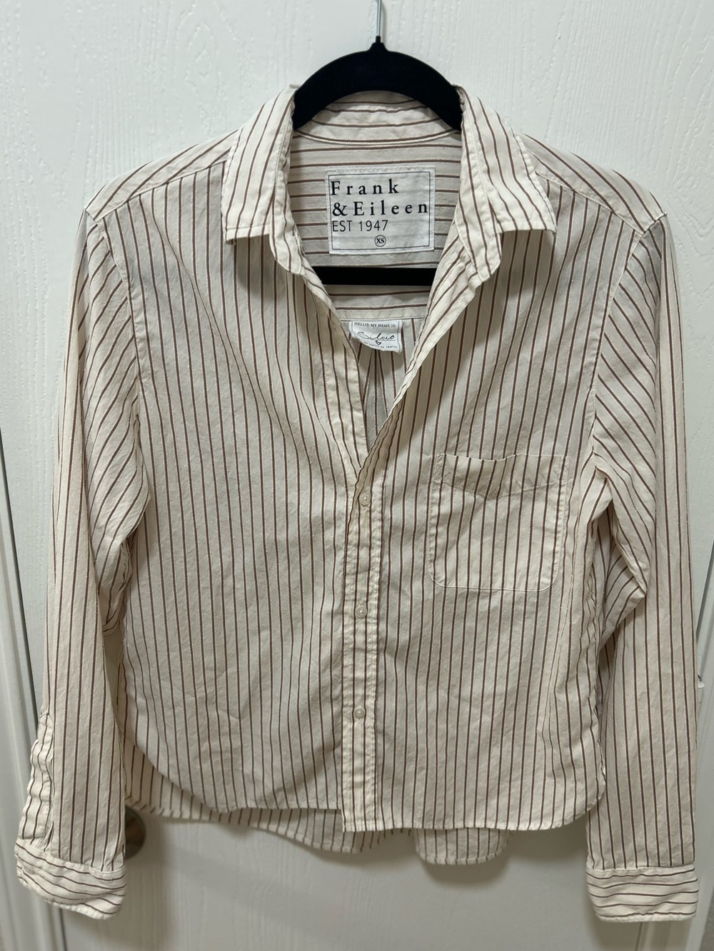 Frank & Eileen Womens Silvio Untuckable Button Shirt XS Carmel and Cream Classic
